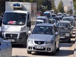 Araçlar ters yöne girdi, trafik felç oldu