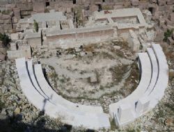 Roma Tiyatrosu’nda evsizlerin antik yaşamı