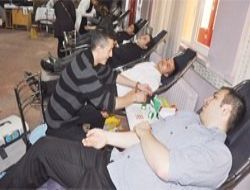 Liseliler kan için yollara düştü