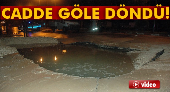 Adana’da su borusu patladı, dev çukur açıldı